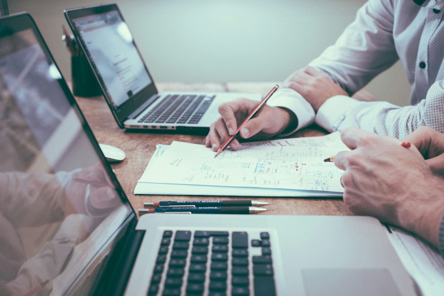 Strategie en organisatiestructuur uitgewerkt op papier tijdens een overleg